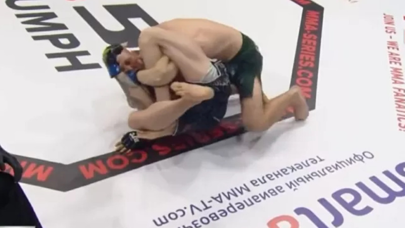 Lutador de MMA quebra o braço ao tentar finalizar rival